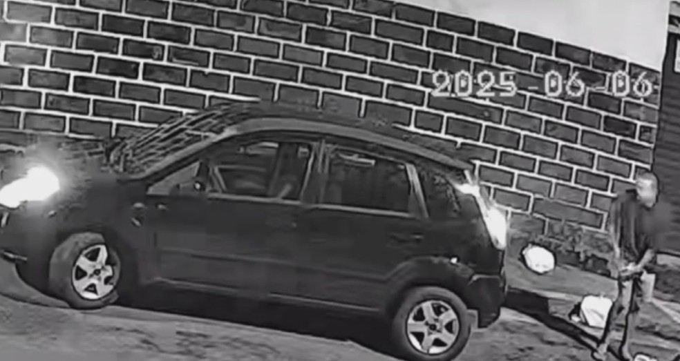 Imagem de Homem ateia fogo em carro e imóveis em bairro de Salvador