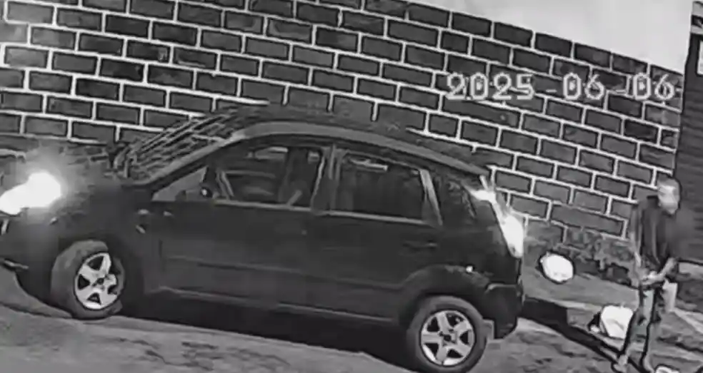 Imagem de Homem ateia fogo em carro e imóveis em bairro de Salvador