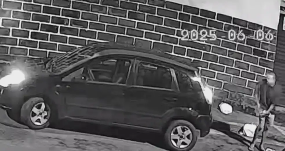 Imagem de Homem ateia fogo em carro e imóveis em bairro de Salvador