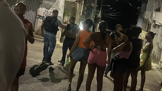 Imagem de Criminosos invadem casa no bairro de Tancredo Neves e fazem moradores de reféns